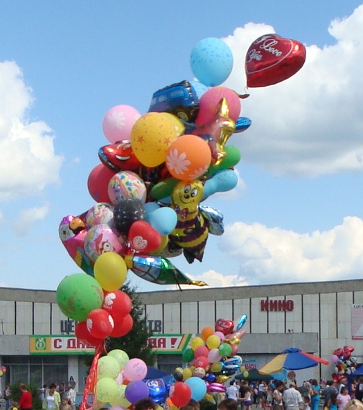 Надуть шары екатеринбург. Уличная торговля воздушными шарами. Торговля шарами в парке. Гелиевые шары в парке. Феерия воздушных шаров.